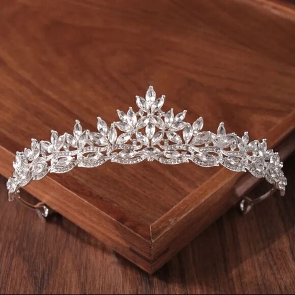 New Crystal Wedding Rhinestone Tiara - Picture 3 of 7